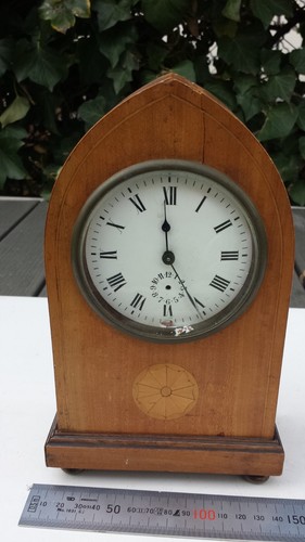 Ancienne petite pendule borne